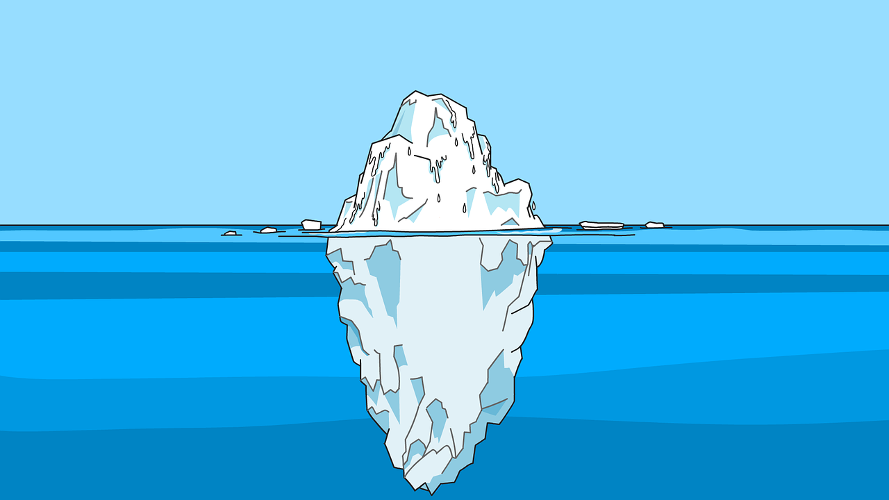 Ein weißer Eisberg schwimmt im Meer, über der Oberfläche schwimmt ein kleinerer Teil als darunter. Es ist wie bei den krankheitsbedingten Fehlzeiten.